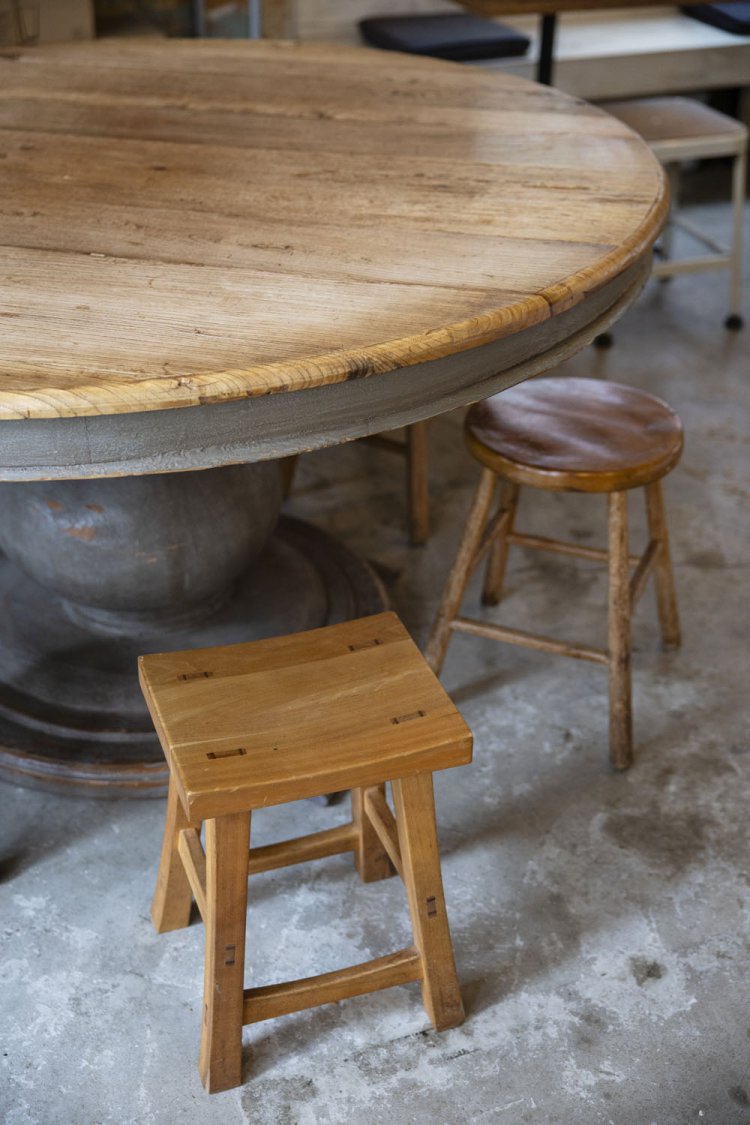 店内には大きな丸テーブルが置かれ、形の違う椅子が並んでいる。