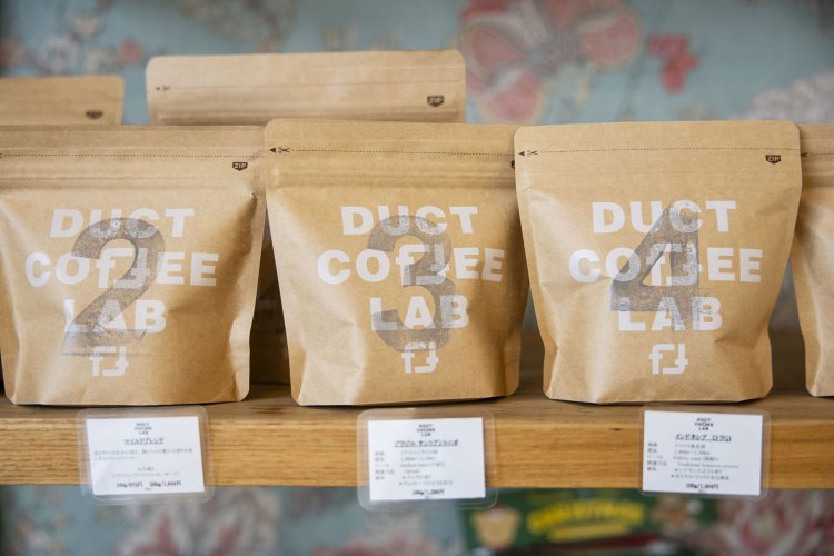 自家焙煎した自慢のコーヒー豆が並ぶ。