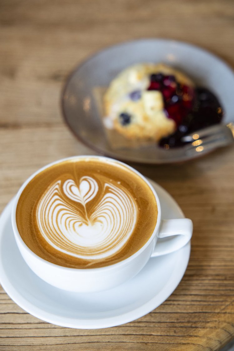 たっぷりサイズのカフェラテ640円。手作りのブルーベリー＆チーズのスコーン420円。