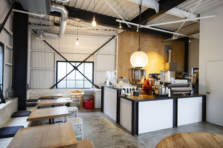 倉庫をリノベーションした店内は天井が高く開放的。