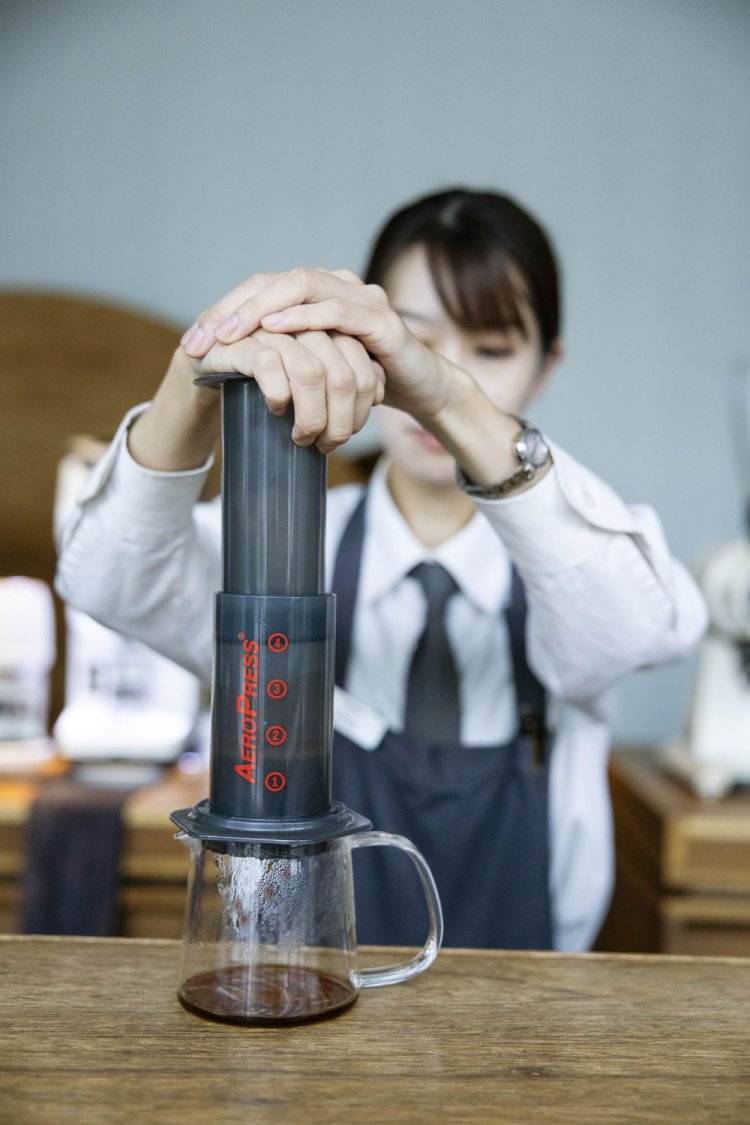 エアロプレスやエスプレッソマシンもあり、抽出による違いも楽しめる。