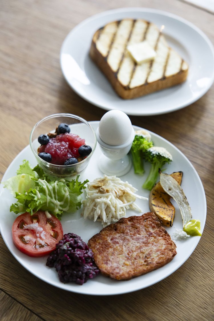 朝の人気メニュー「フレンチブレックファースト 炭焼きバタートースト添え」1950円。