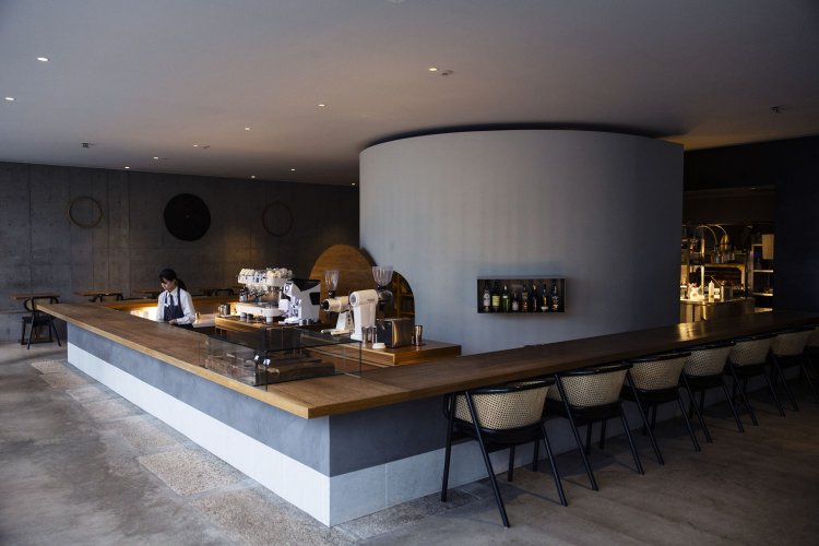 中央の円柱部分が豆の貯蔵庫「蔵」。長いカウンター席が目を引く。