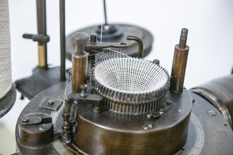 靴下網機は構造がよく見える。