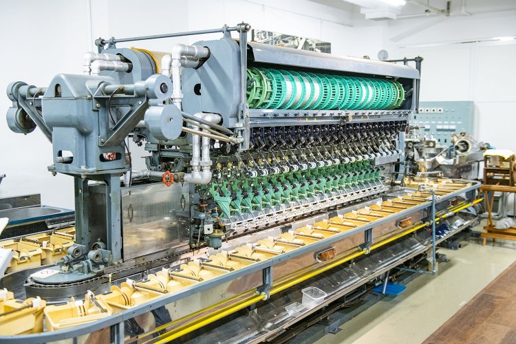 電子制御を使わない自動繰糸機は機械機構の究極！