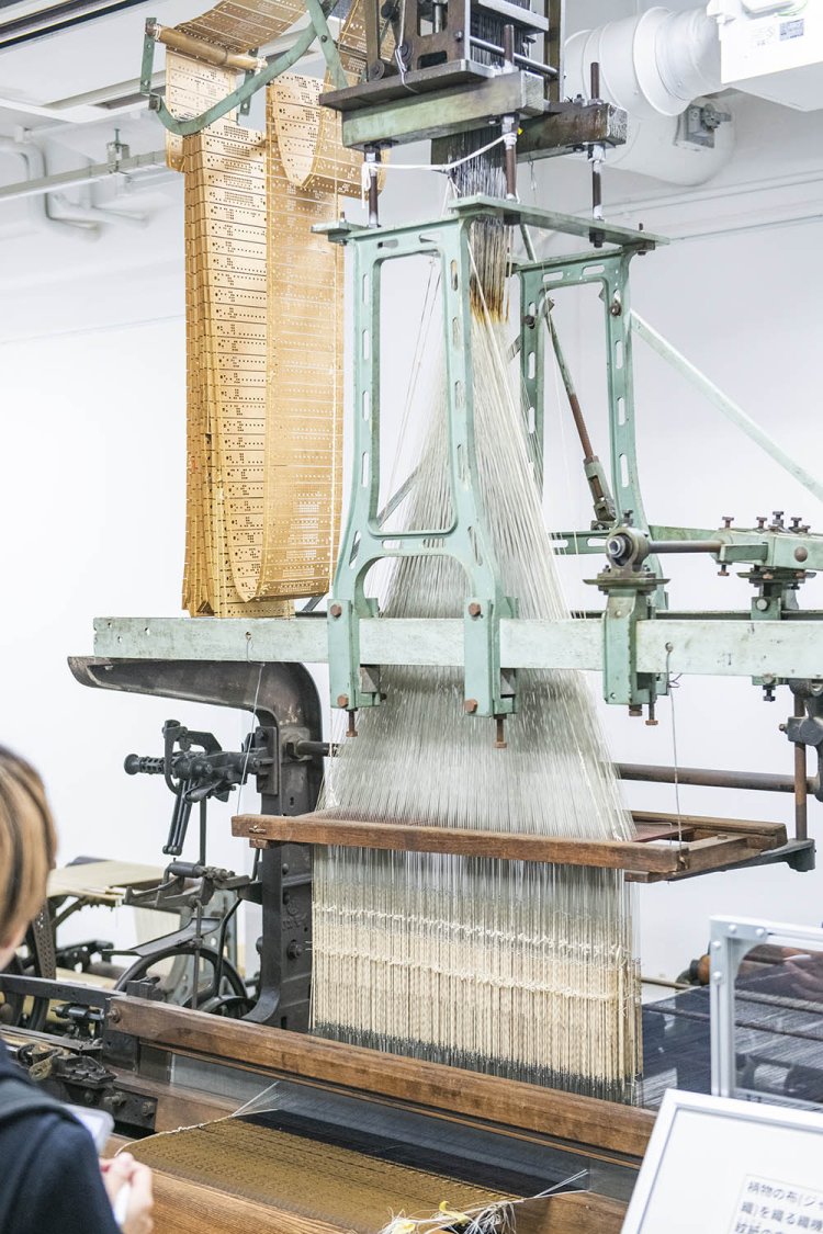 ジャカード付絹織機のパンチカードで模様を指示する仕組みは、コンピュータのメモリの原理につながる発想だ。