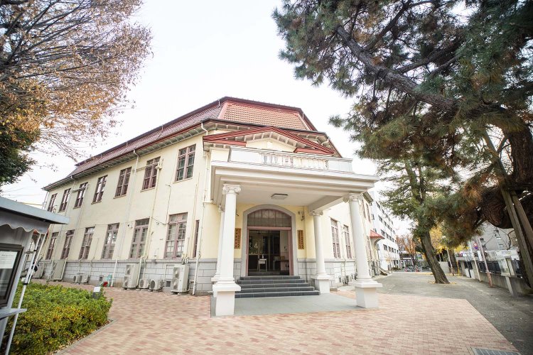 明治42年（1909）竣工の麻布区役所庁舎を移築した、赤い屋根の建物は街のシンボルでもある。