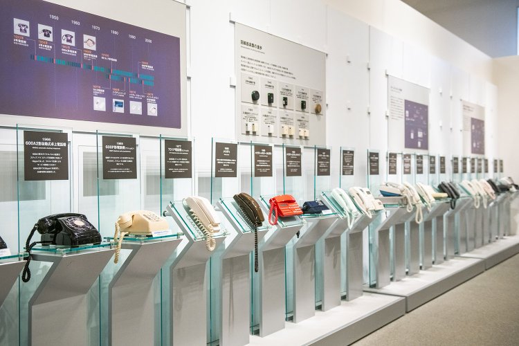 各時代の電話機が一堂に会した様子は圧巻！
