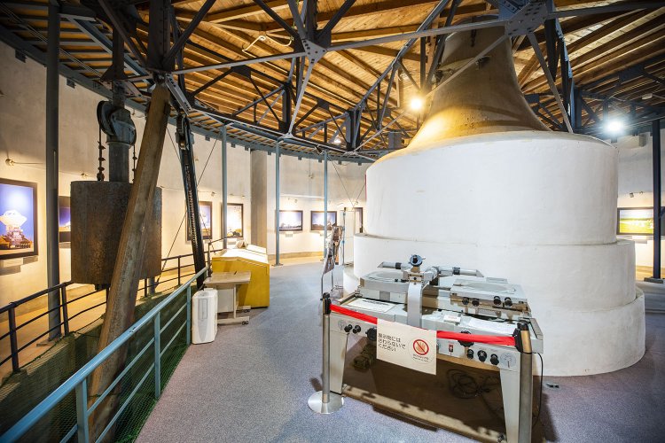 日本最大口径の屈折望遠鏡がある大赤道儀室は、可動式の観測床の下にも入れる。