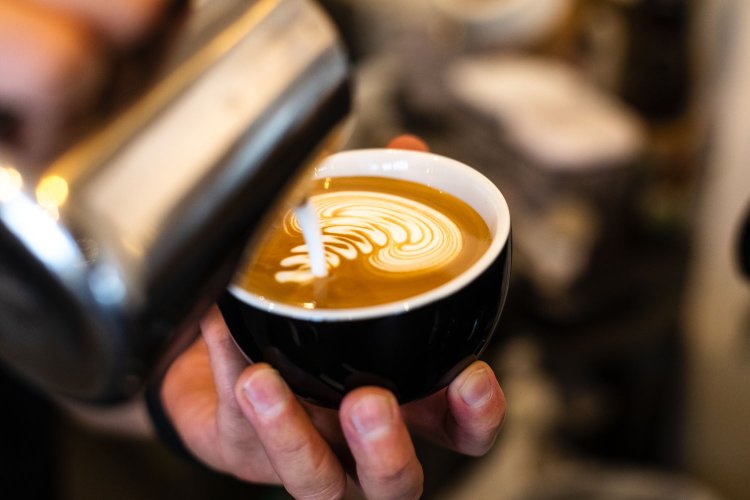 カフェラテ700円。豆はエスプレッソ専用のグラインダーで挽き分ける。