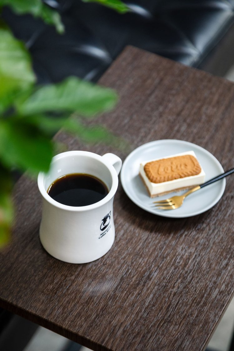 ハンドドリップ600円～。数量限定ロータスチーズケーキは550円。