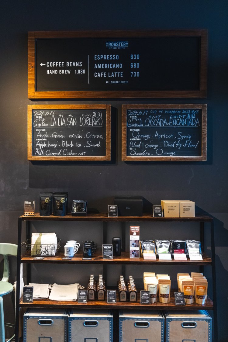 エスプレッソドリンク用の豆を店頭の黒板で紹介。