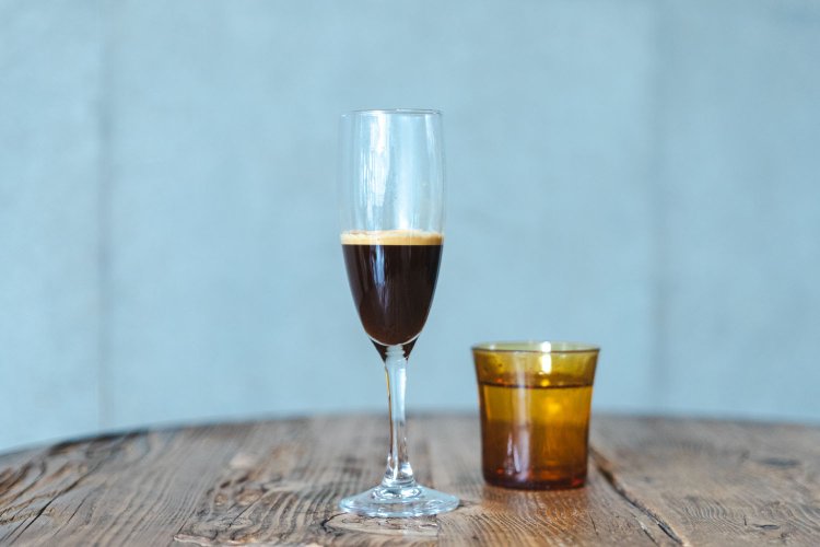 フルートグラスで提供されるエスプレッソ。炭酸水を添えて。