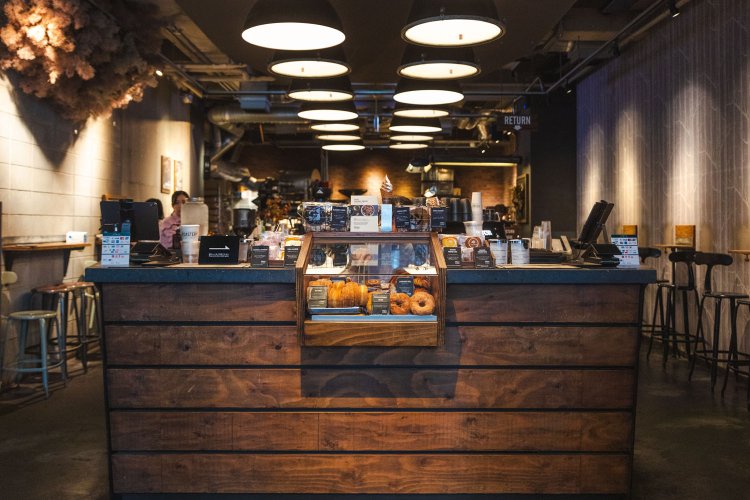 入り口正面のアイランドカウンター。