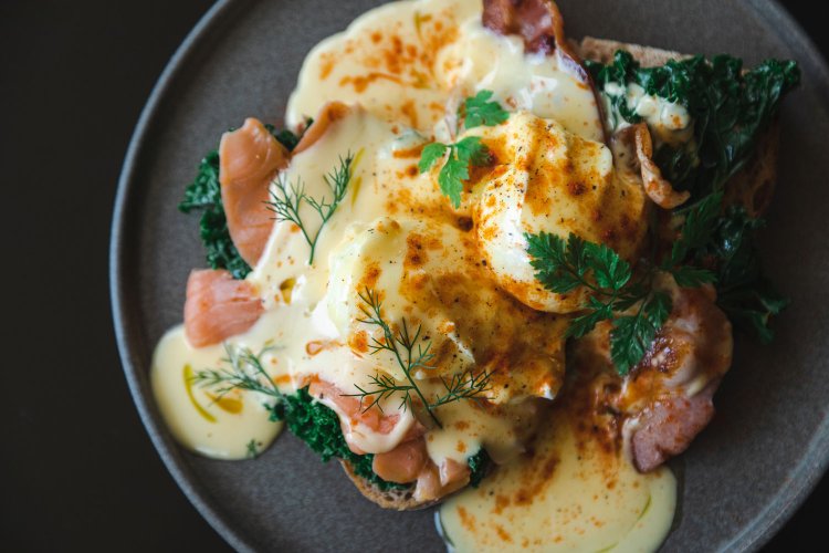 有機野菜、自家製カンパーニュ使用のエッグベネディクト1890円。