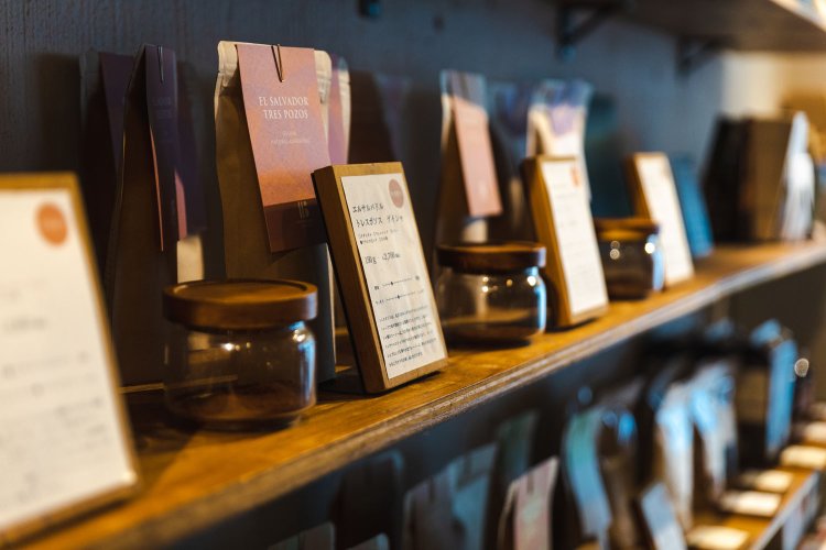 詳細な情報とともに販売用の豆が並ぶ。自社制作のフリーペーパーも頒布している。