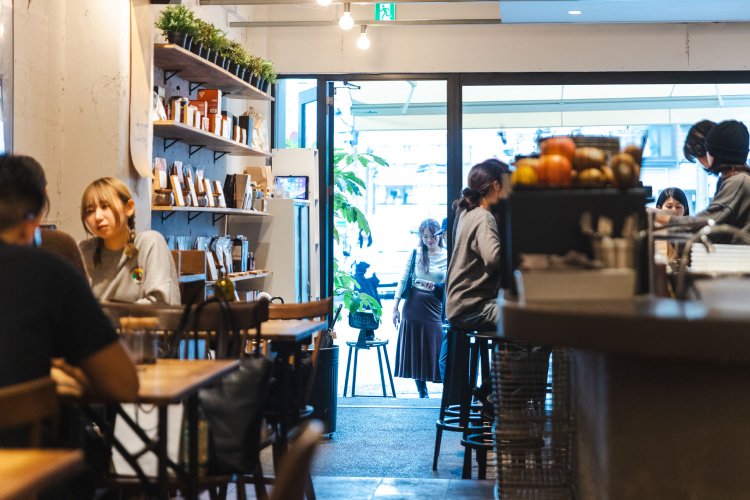 海外旅行者や女性客などでにぎわう。食事利用の客も多い。