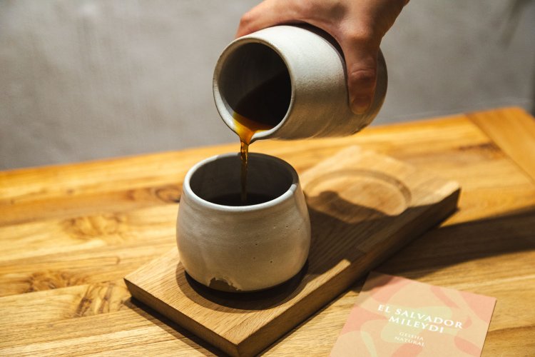 ハンドドリップコーヒーは自身でカップに注ぎ、温度変化を楽しもう。