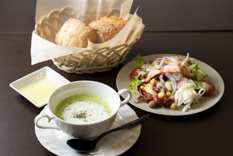 ランチはパンと日替わりスープ付き。この日はグリーンピースのスープ。