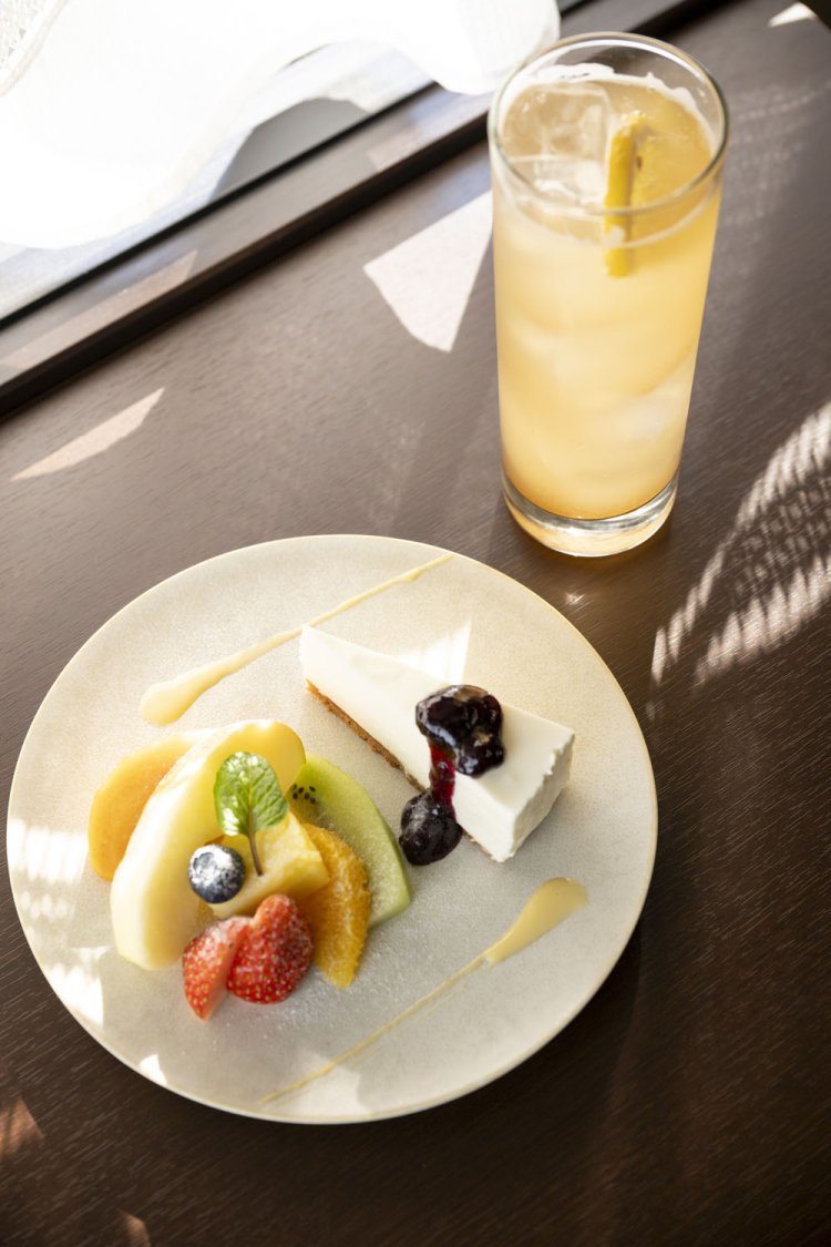 ＋1100円でミニサラダ、ドリンク（写真は自家製ジンジャーエール）、デザートが付けられる。