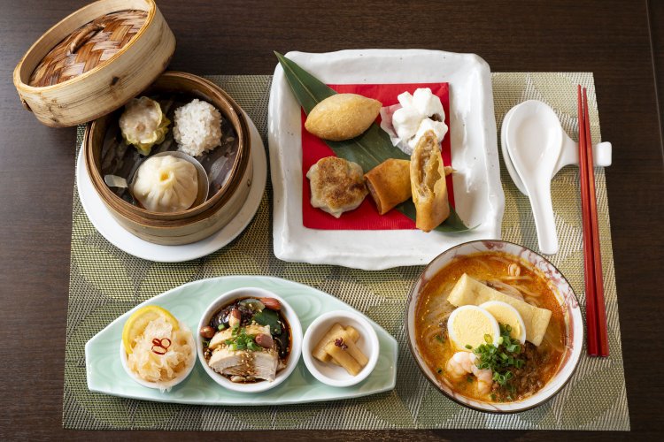 よだれ鶏も入る前菜三種盛り、7種類の点心、ラクサヌードルが味わえる香港飲茶セット2000円（麺か飯料理が選べる）。