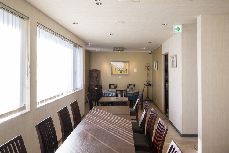 店内には鄧さんがほれ込んだ松井純夫氏の絵画が並ぶ。