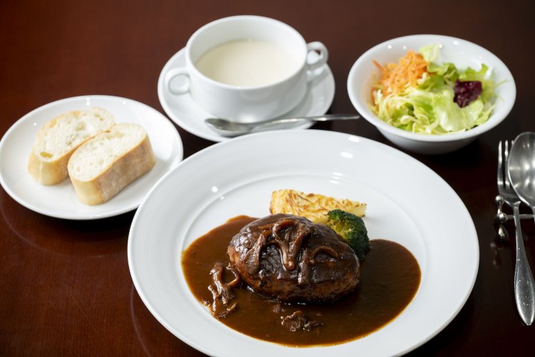 ハンバーグステーキのランチセット1700円。スープは日替わりでこの日は聖護院カブのスープ。