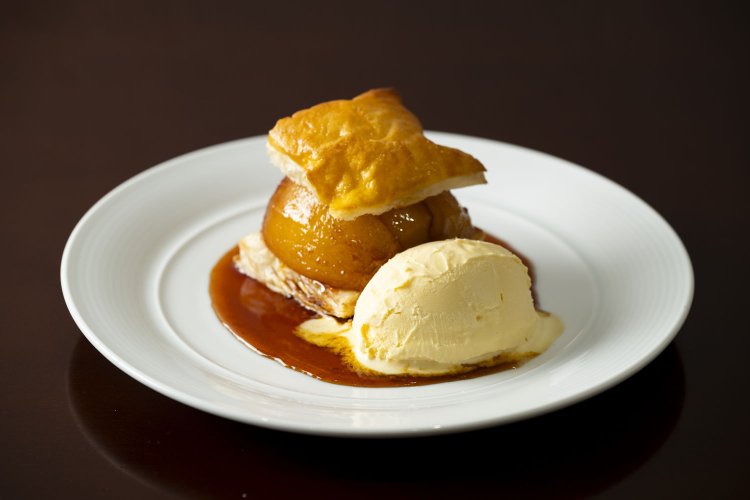 特製りんごパイ・バニラアイス添え500円。