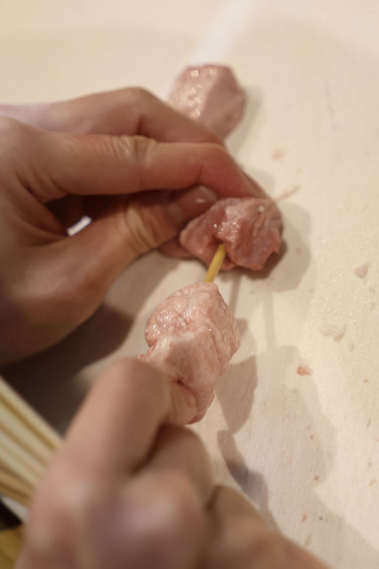 焼いた際に美しく見えるよう串を打つ。