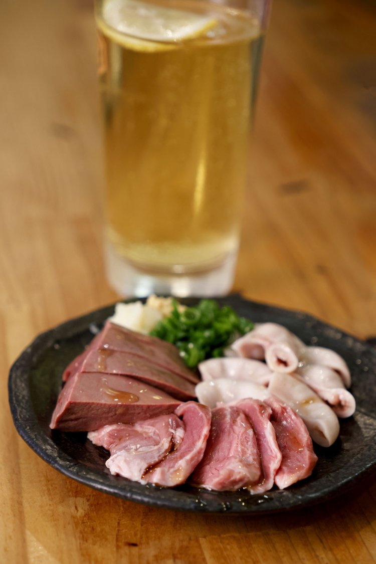 この日のもつ刺し三点盛り750円はレバ、ハラミなど。