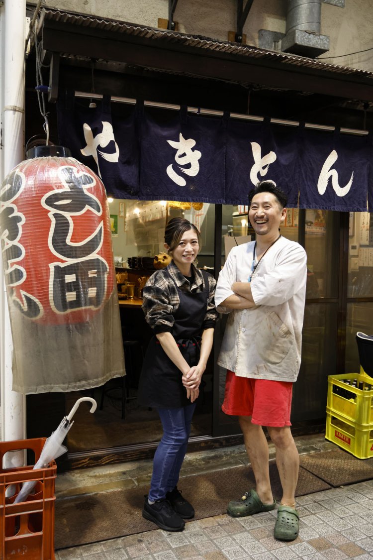 妻の真衣さんの「酒場をやりたい」というお願いから、浩康さんはこの道へ。