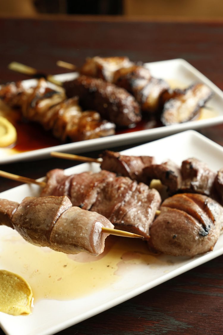 手前から上レバ焼き、タン、ハツ、テッポウなど。豚の串は基本230円、注文は組み合わせ自由で2本から（上レバ焼き500円と豚つくね590円のみ2本セット）。