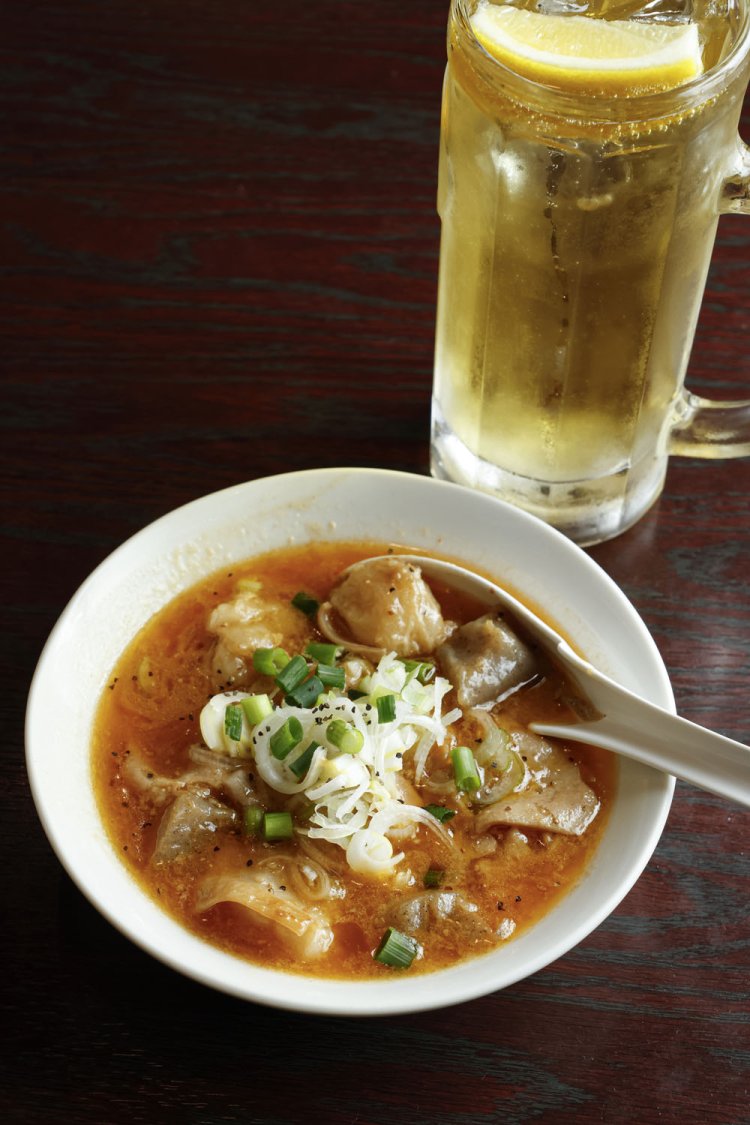 豚足と豚の背骨で出汁をとる和牛モツ煮込み790円、下町ハイボール550円。