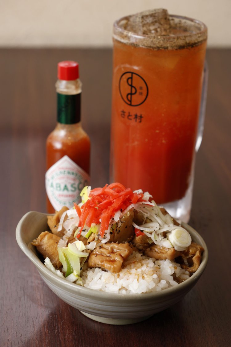 豚と牛の小腸などが入った煮込みライス550円。コショウ入りのスパイシートマトサワー420円。