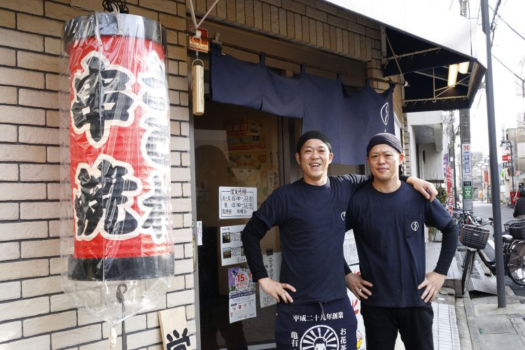 双子の里村さん兄弟で店をけん引している。