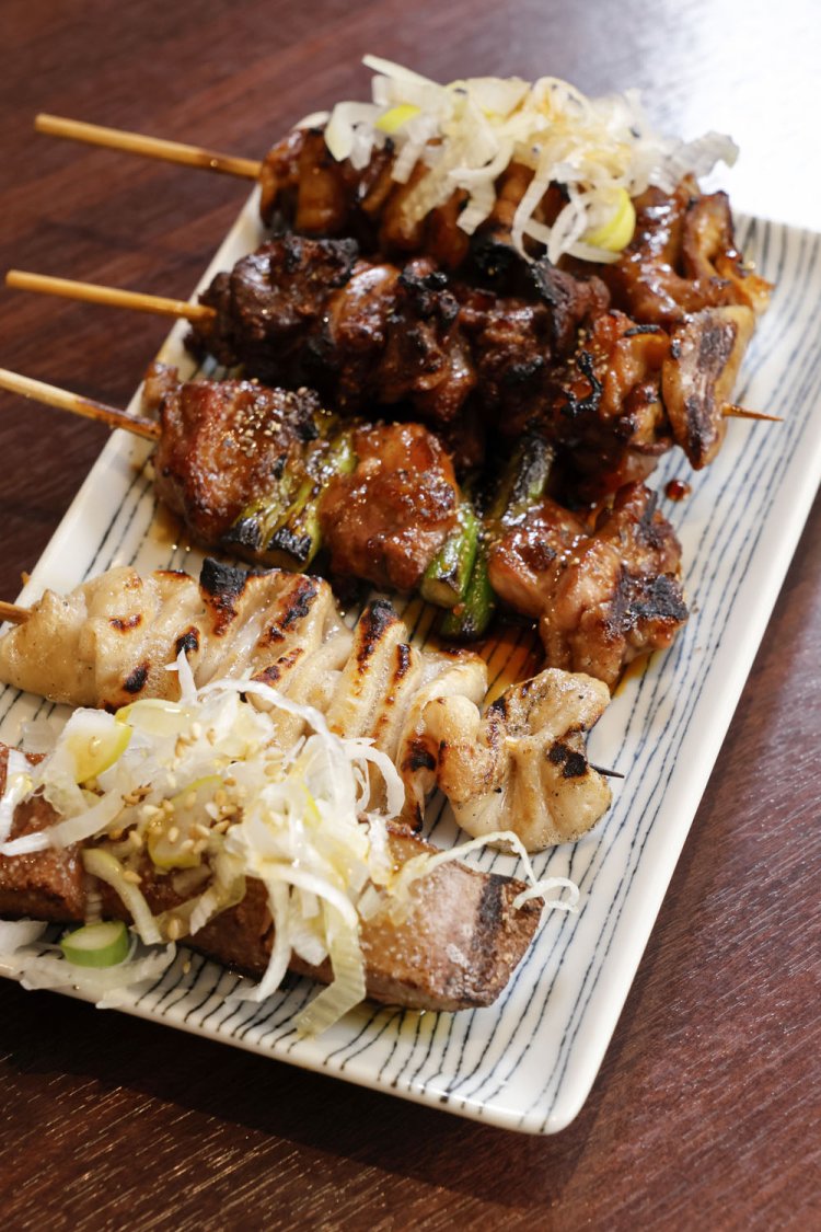 手前からレバごま塩、シロ、あご肉、トロすじ、もつ煮と一緒に煮込む煮込ナンコツ。一部を除き豚の串は各120円。