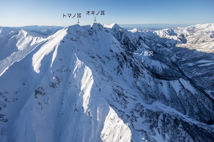 東方面から見た谷川岳。天神平からの一般ルートと違い、険しい絶壁となっている。