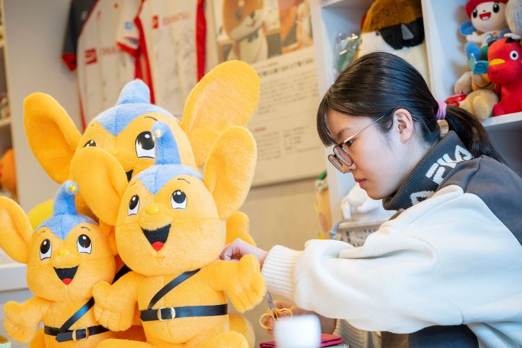 「ピーポくん」の救世主は金町にいた！ ぬいぐるみ・着ぐるみの陰にこの会社あり⁉