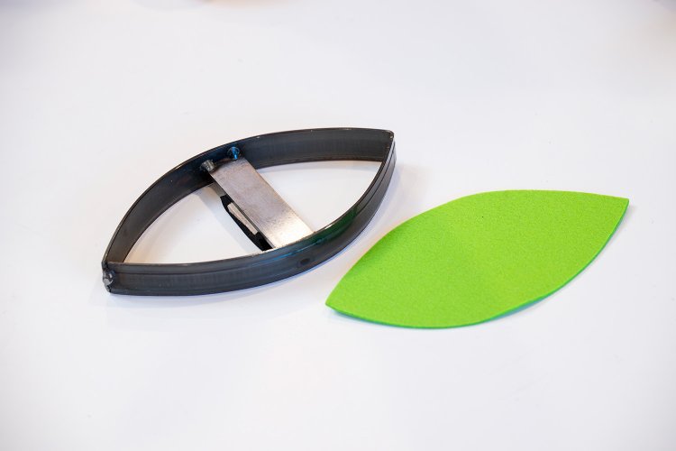 生地の裁断はこのような金型で型抜きする。