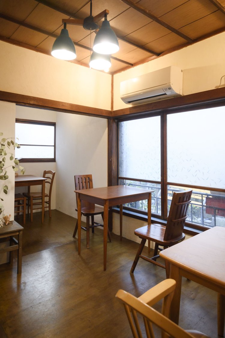 廃材を再利用したクラフト感が心地いい。