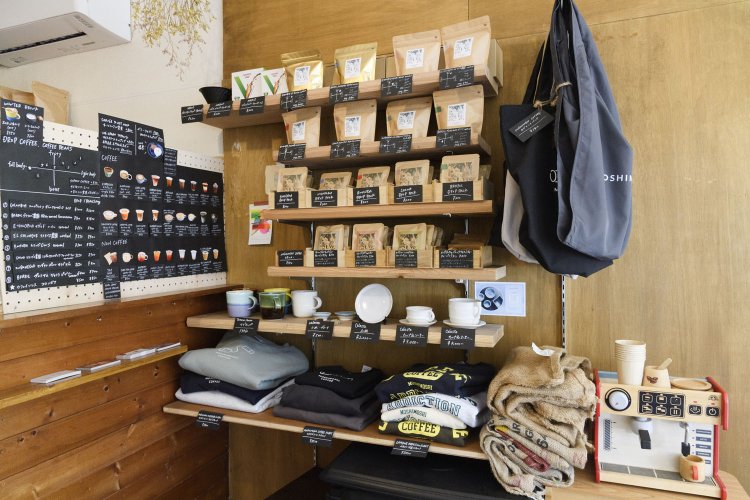 オリジナルのパーカーやトートバッグも好評。