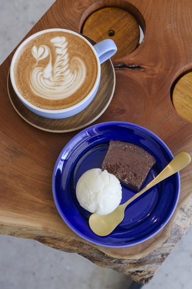 カフェラテ500円、絶品のガトーショコラとアイスのセット530円。ラテアート講座も開いている。