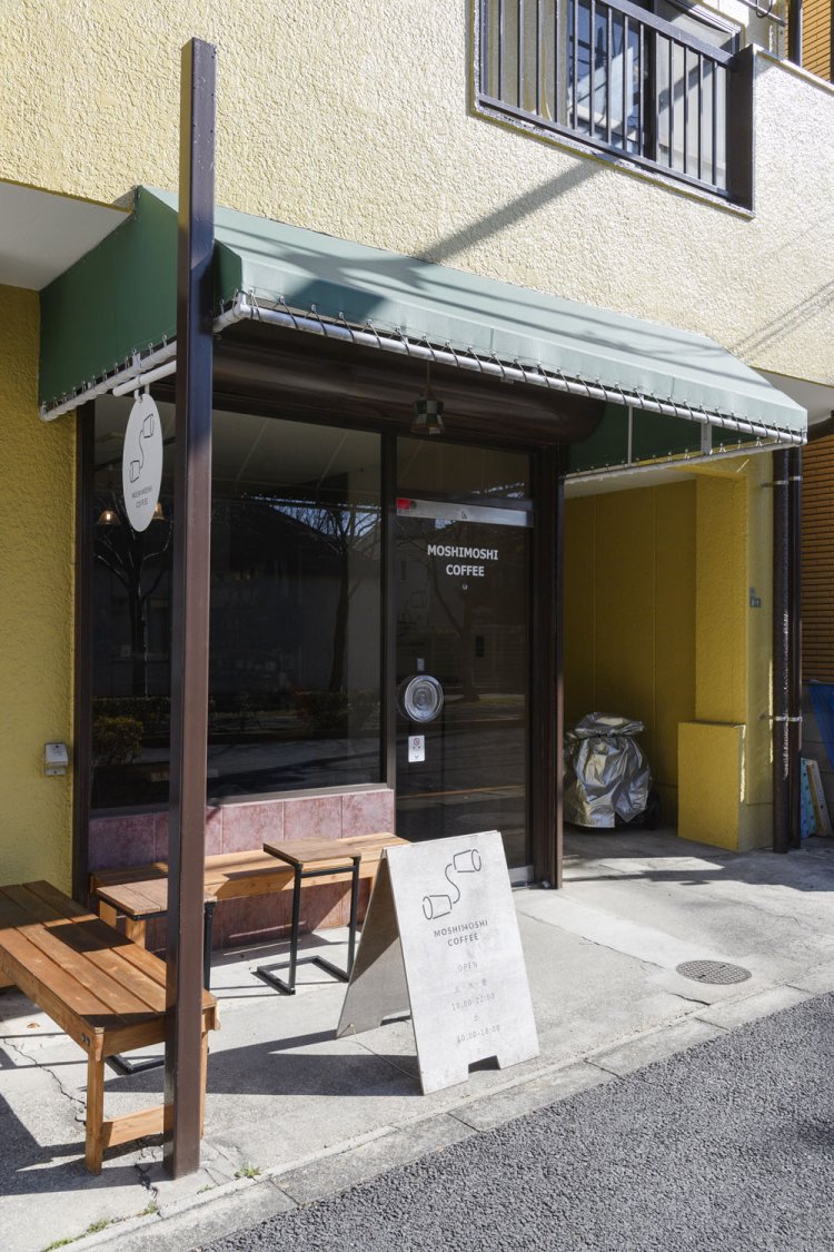 店先のベンチで日向ぼっこしながら一杯も。