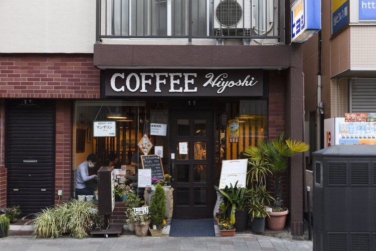 レンガの外観が目を引く渋い店構え。