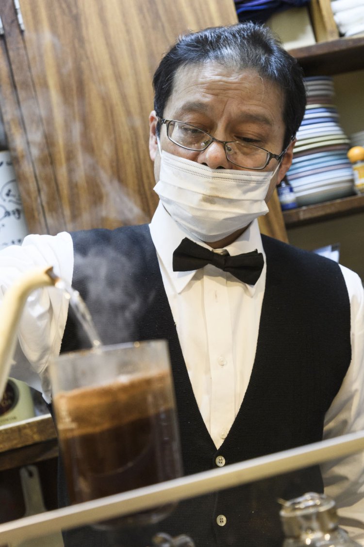 開店当初から親しまれているサイフォンコーヒーを淹れる日吉さん。