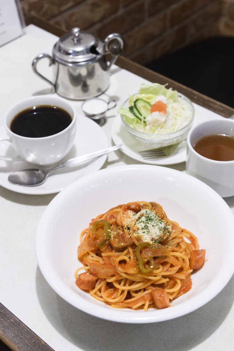 ナポリタンのランチセット。サラダ、スープ、ドリンク付きで850円。パスタの大盛りは＋200円。