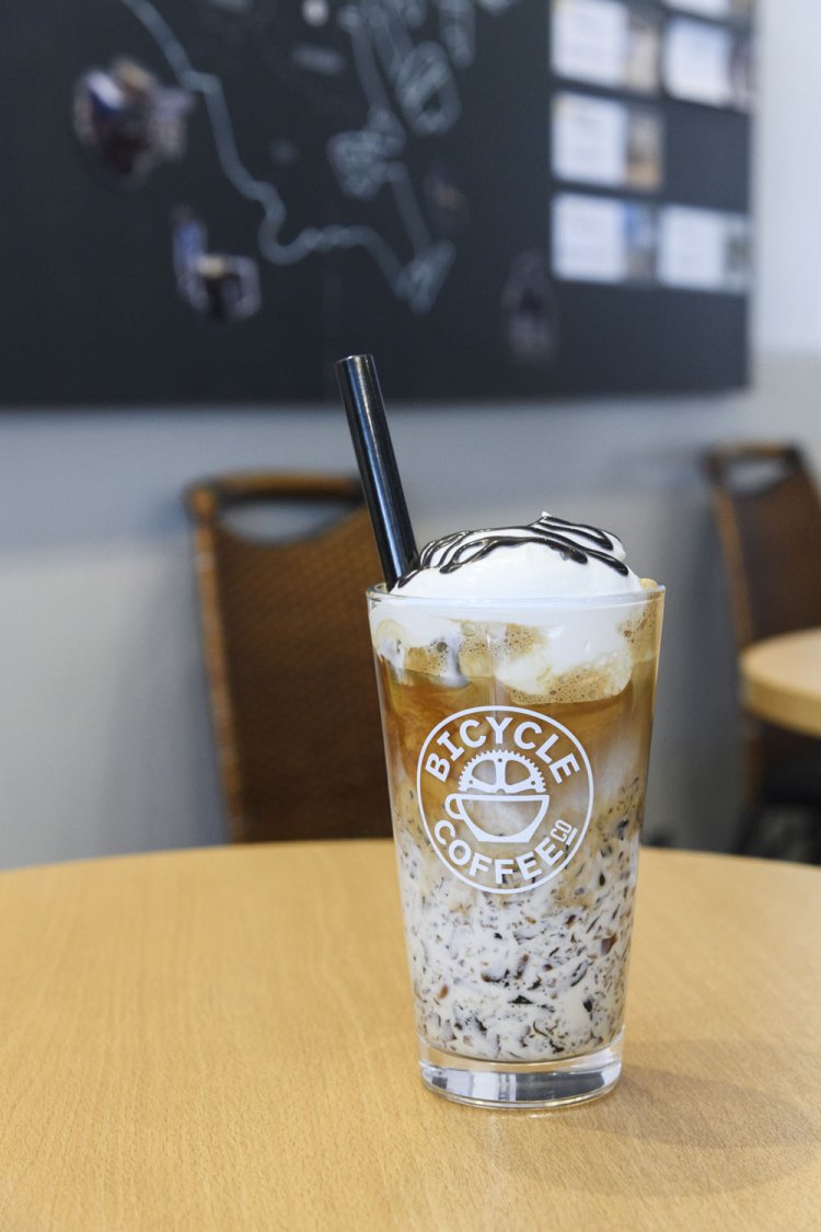 東京店オリジナルのコーヒークラッシュゼリーラテ750円。フルフルの食感が楽しい。