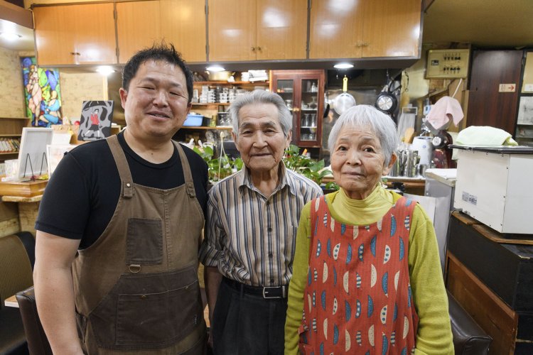 仮屋園貴瑛さん（左）と初代の仮屋園栄一郎さん（中央）、郁子さん夫妻。