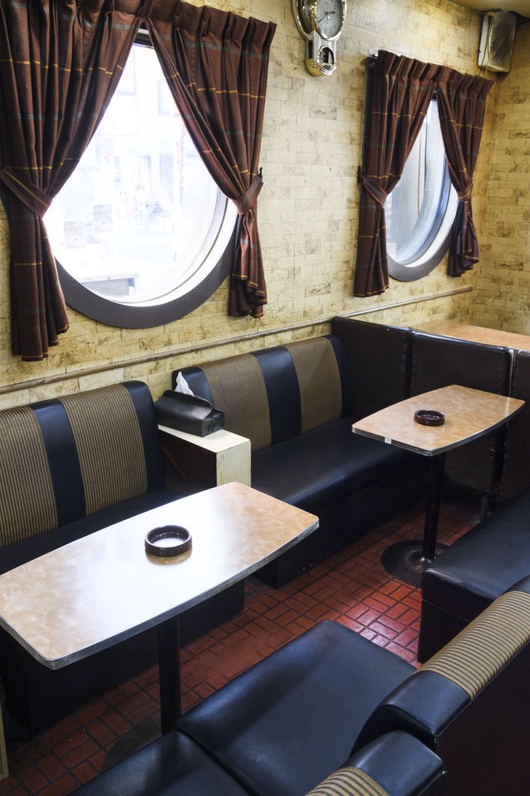 半円形の窓のフォルムがかわいらしい店内。