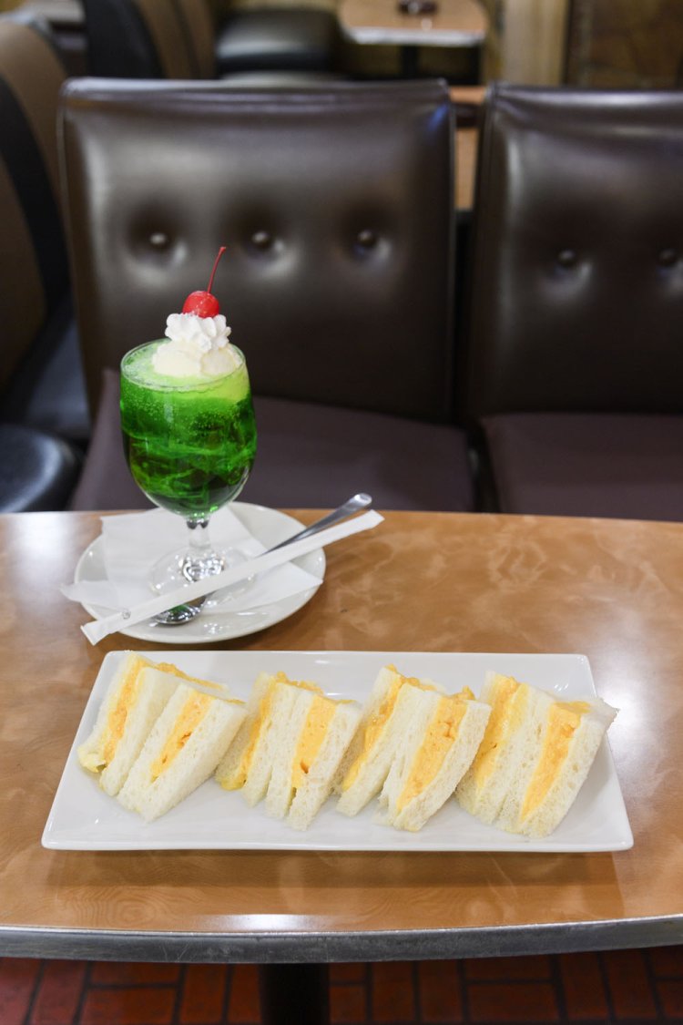 リピーターの多い、シャレード特製たまごサンド1080円、クリームソーダ880円。